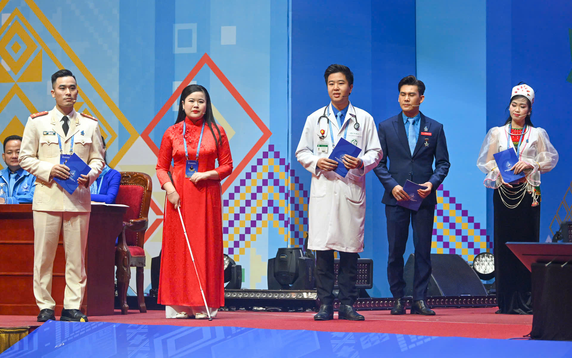 Hà Myo (ngoài cùng bên phải) từng 2 lần được đề cử danh hiệu "Gương mặt trẻ Việt Nam tiêu biểu". Năm 2022, cô chính thức trở thành một trong những "Gương mặt trẻ Việt Nam tiêu biểu" của đất nước. Tại Đại hội, cô đã cùng một số đại biểu ưu tú trình bày tham luận bằng một hình thức đổi mới, được Đại hội đánh giá cao.