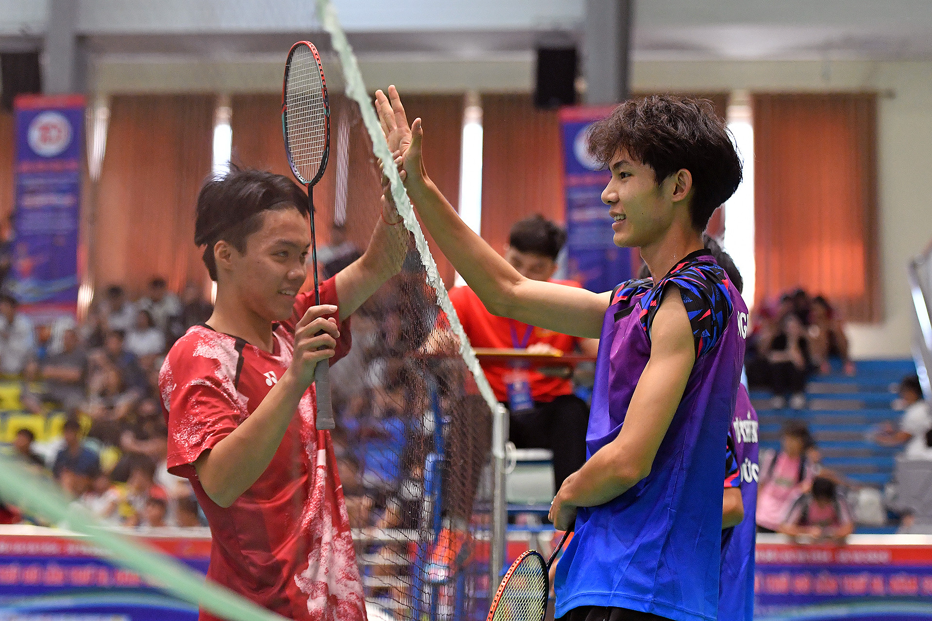 Sự chuyên nghiệp thể hiện rõ nét trong cả những hành động sau khi trận đấu đã khép lại. Sự chuyên nghiệp thể hiện rõ nét trong cả những hành động sau khi trận đấu đã khép lại.