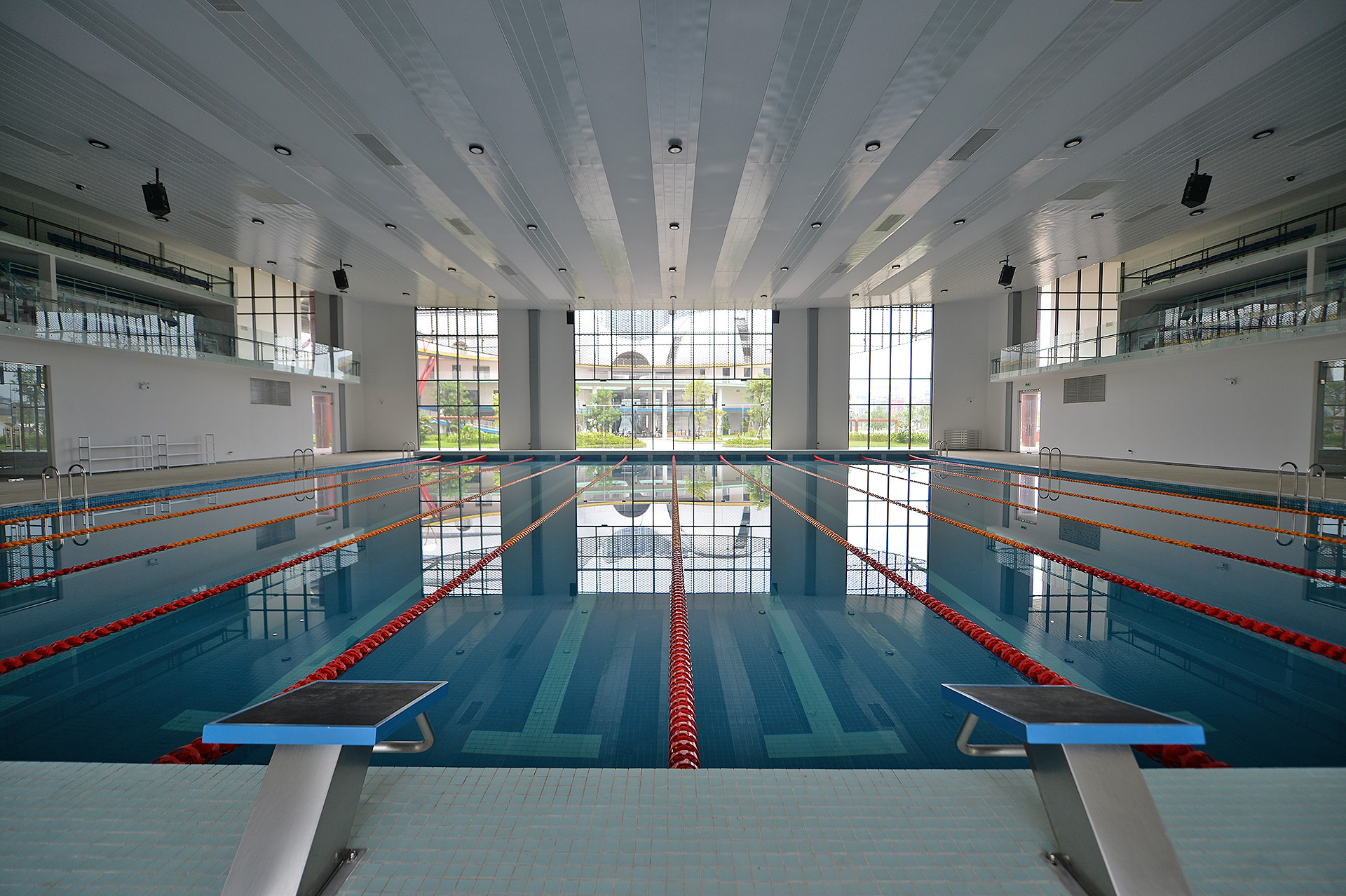 Theo thiết kế, khu B bao gồm các hạng mục: văn phòng, phòng học, nhà thi đấu thể thao, tháp thiên văn và thư viện. Trong ảnh là khu vực bể bơi thuộc chùm hạng mục nhà thi đấu thể thao.