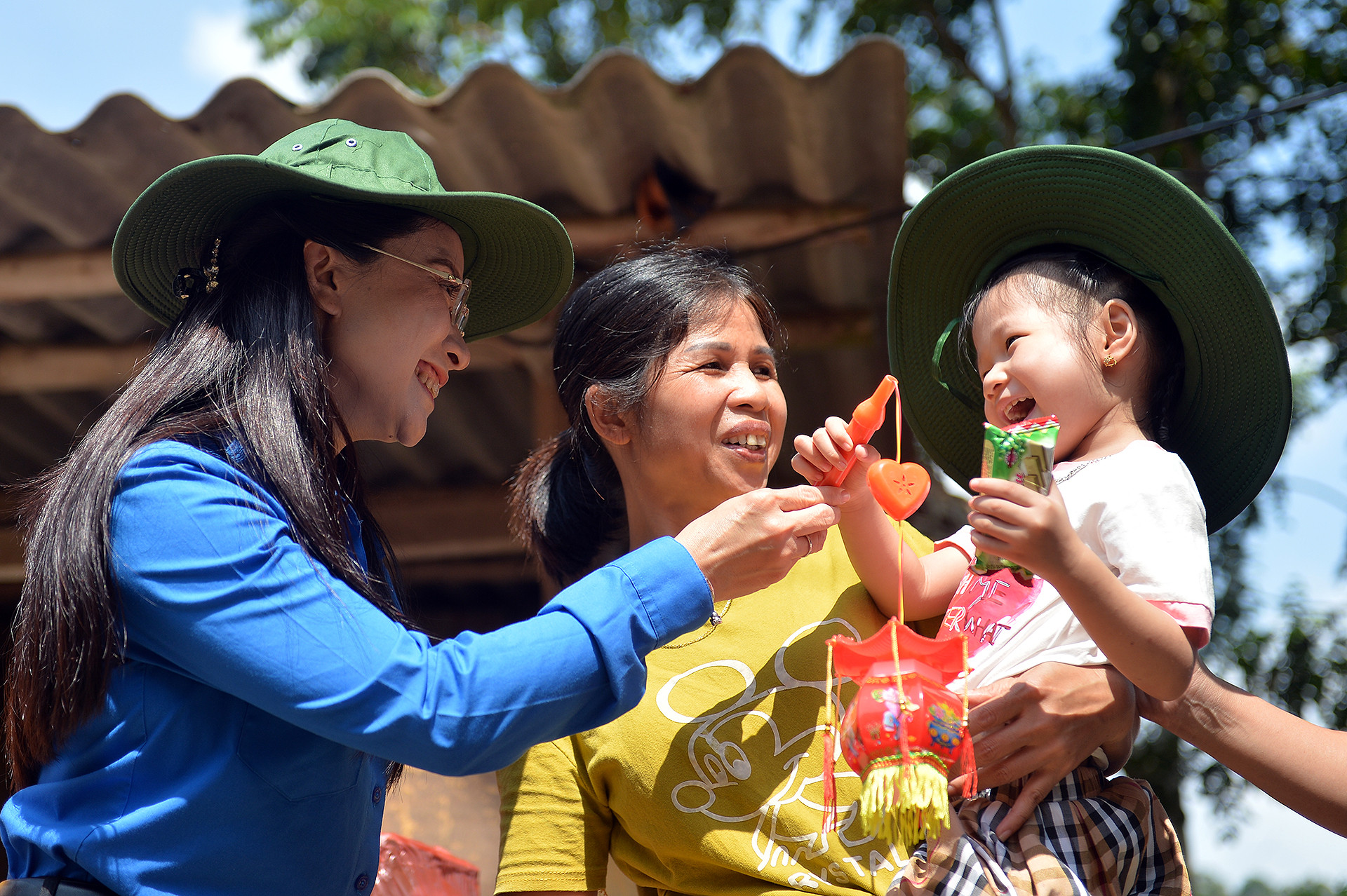 Những cử chỉ ấm áp cùng nhiều món quà thiết thực của các cô, chú, anh, chị "áo xanh" đã thắp lên nụ cười trên môi các em sau cơn lũ dữ.