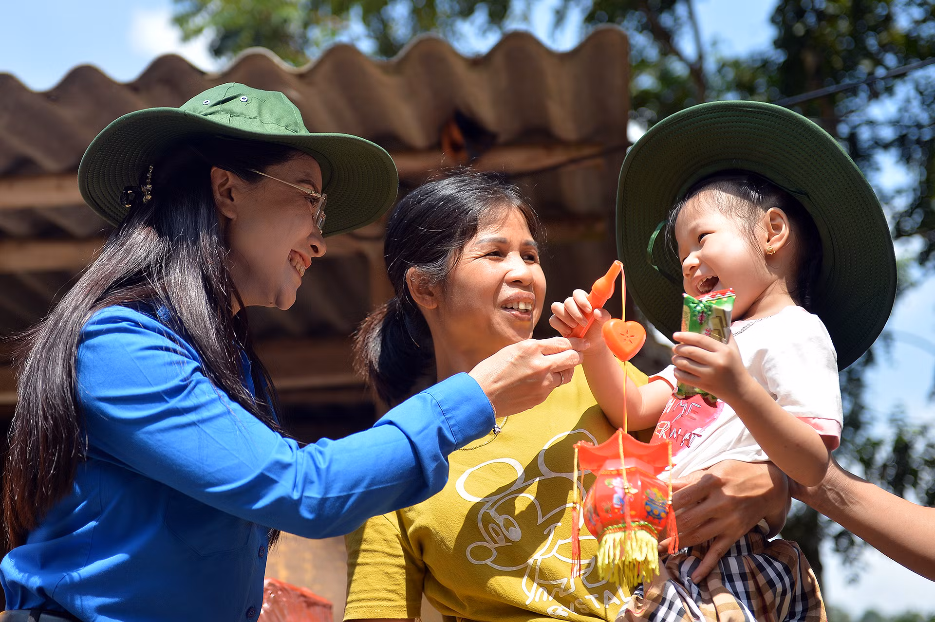 Những cử chỉ ấm áp cùng nhiều món quà thiết thực của các cô, chú, anh, chị "áo xanh" đã thắp lên nụ cười trên môi các em sau cơn lũ dữ.