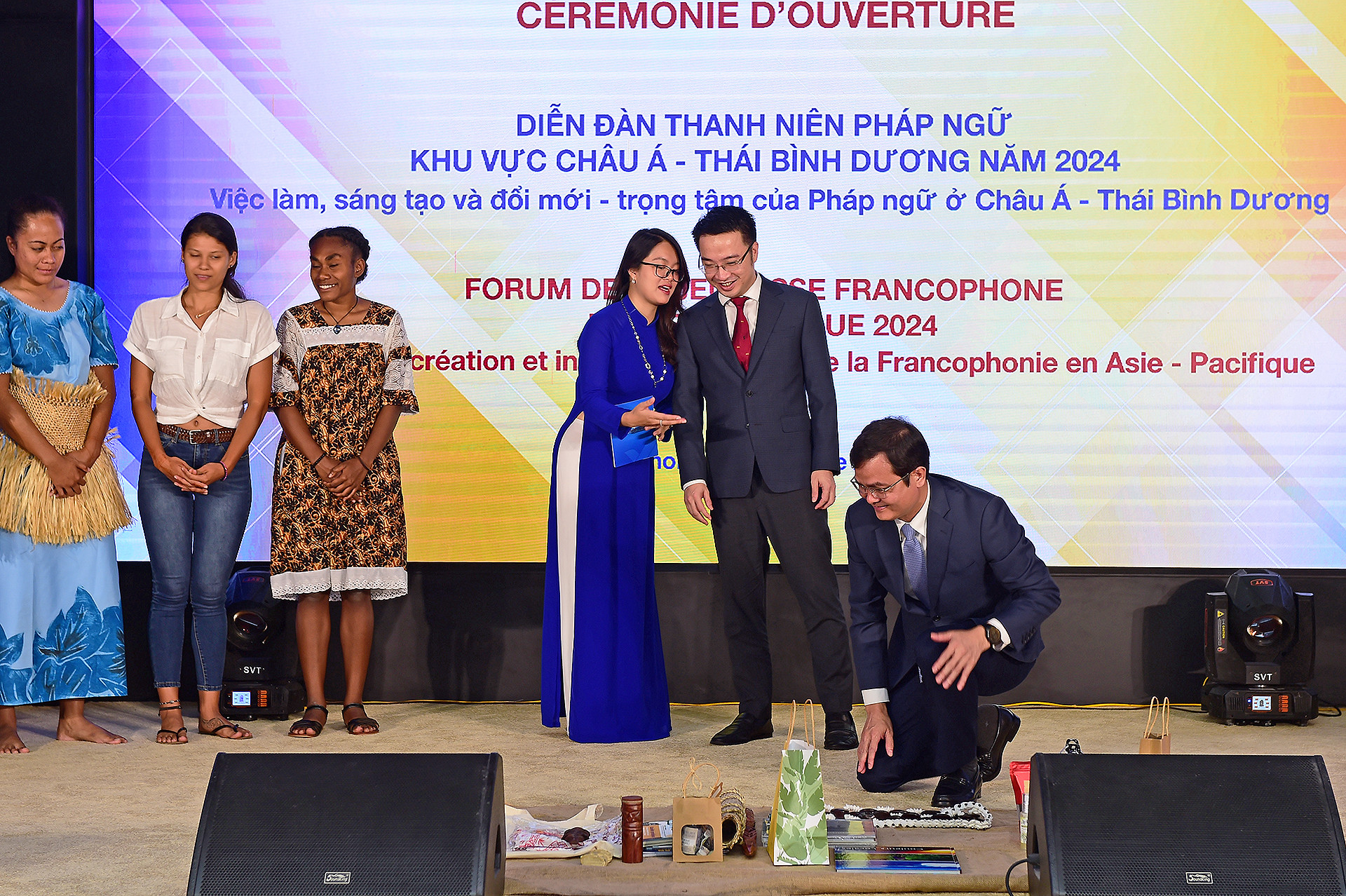 Đáp lại tình cảm của các đại biểu, Bí thư thứ nhất Trung ương Đoàn, Chủ nhiệm Ủy ban quốc gia về Thanh niên Việt Nam Bùi Quang Huy đã thực hiện nghi lễ chạm tay vào các món quà với ý nghĩa chấp thuận những mong muốn của khách mời. Đáp lại tình cảm của các đại biểu, Bí thư thứ nhất Trung ương Đoàn, Chủ nhiệm Ủy ban quốc gia về Thanh niên Việt Nam Bùi Quang Huy đã thực hiện nghi lễ chạm tay vào các món quà với ý nghĩa chấp thuận những mong muốn của khách mời.