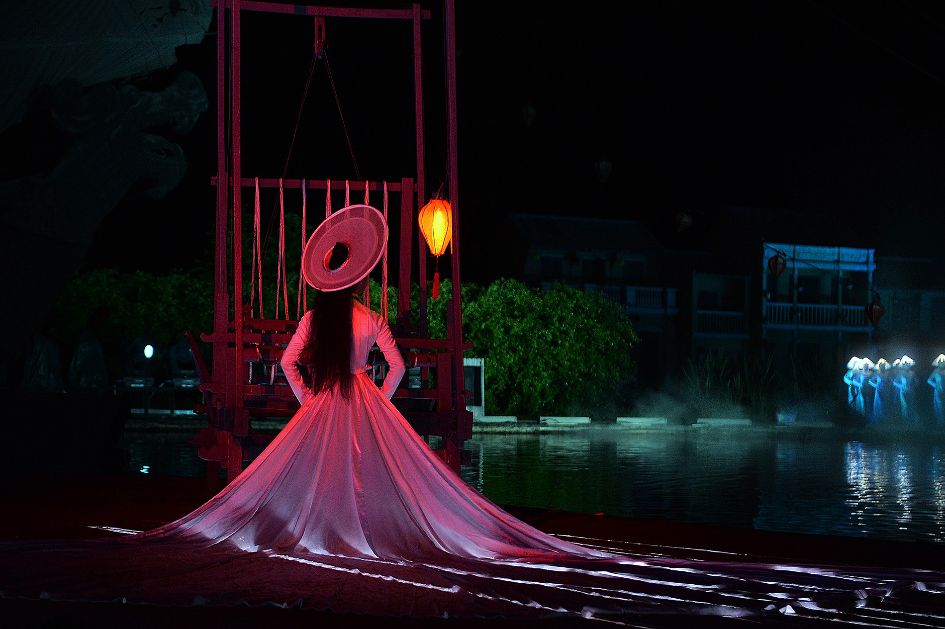 Cô gái Hội An kể lại những câu chuyện lịch sử, văn hóa dân gian.