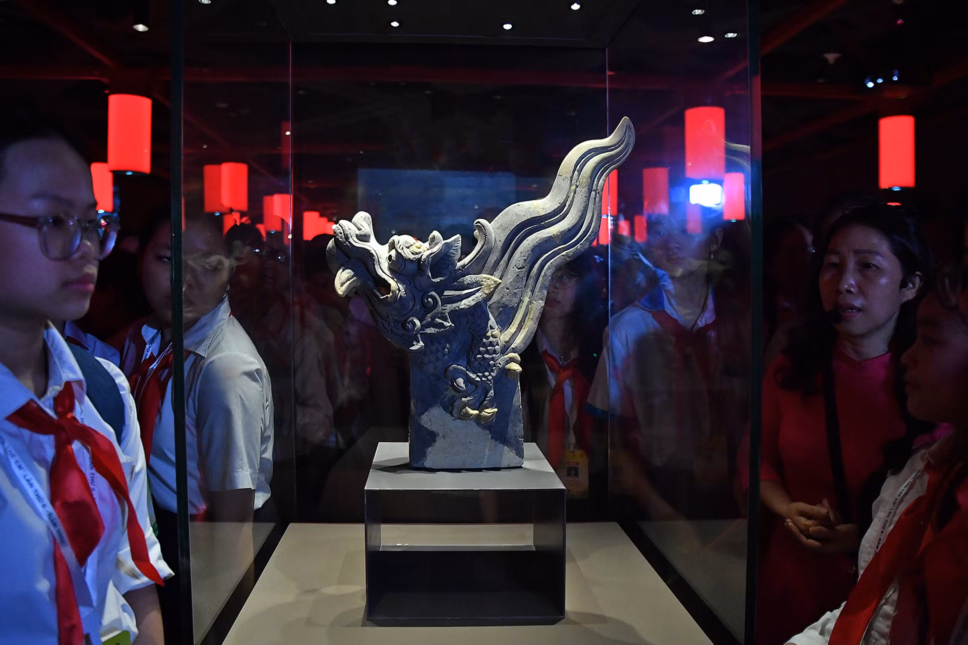 Tham quan khu trưng bày, đại biểu Hà Phan Bách Hợp (tỉnh Khánh Hòa), giữ vai trò Phó Chủ tịch Quốc hội giả định tại Phiên họp, chia sẻ: Đây là những trải nghiệm đặc biệt, đã góp phần khơi gợi niềm tự hào dân tộc, đam mê tìm hiểu lịch sử nước nhà trong mỗi đại biểu.