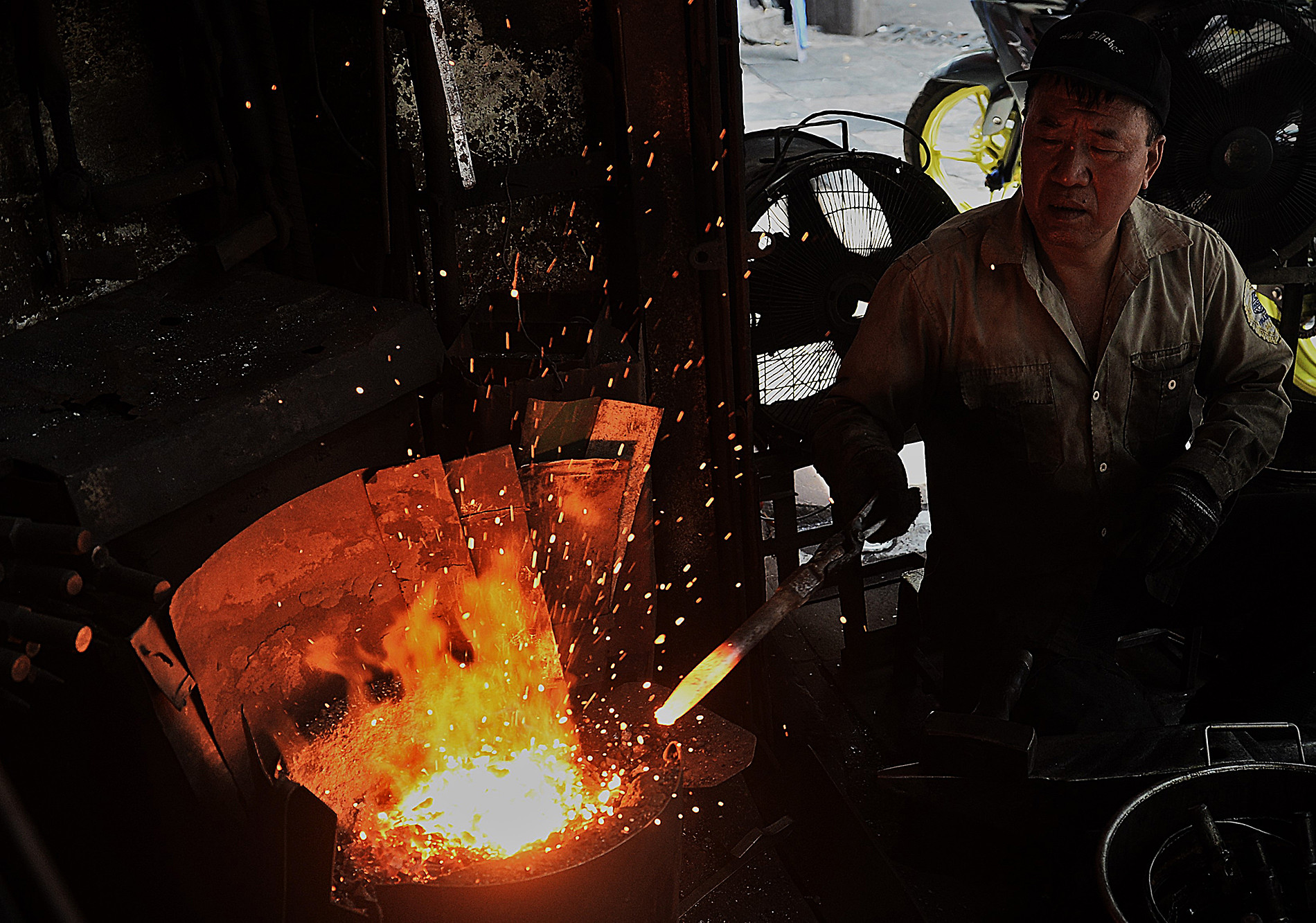 Lúc này, ông Hùng sẽ lấy nguyên vật liệu ra khỏi lò.