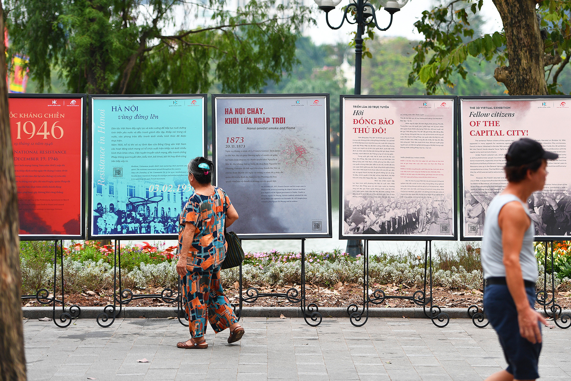 Dịp này, Trung tâm Lưu trữ quốc gia đã tổ chức trưng bày một số tư liệu về Ngày Giải phóng Thủ đô tại Không gian đi bộ hồ Hoàn Kiếm.