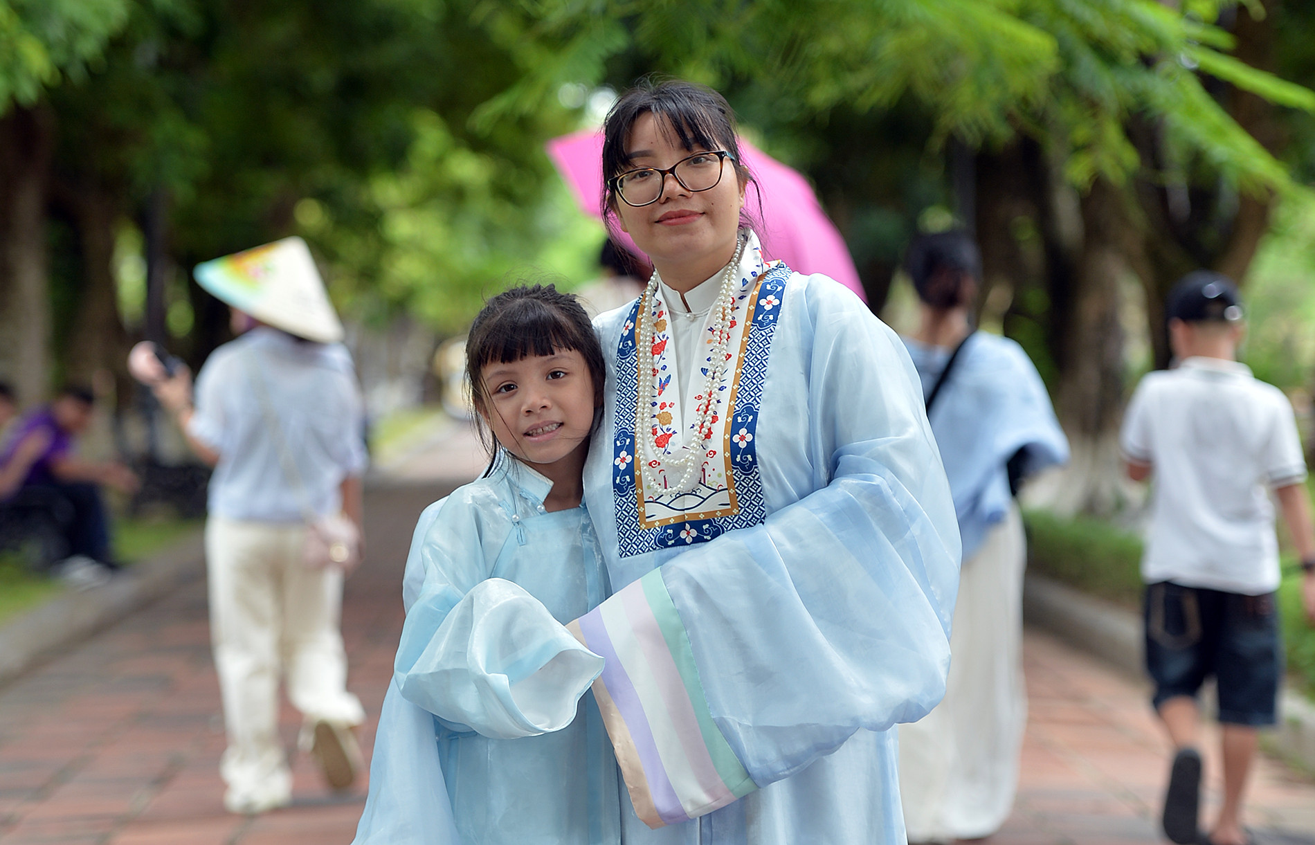 Chị Phương và con gái là bé Tuệ Nhi hạnh phúc bên nhau trong bộ đôi Nhật Bình và áo ngũ thân đồng màu. Khi còn là sinh viên tại Đại học Huế, chị Phương từng nhiều lần có ý định lưu giữ những khoảnh khắc với cổ phục tại Cố đô nhưng vì một số lý do nên chưa thể thực hiện.