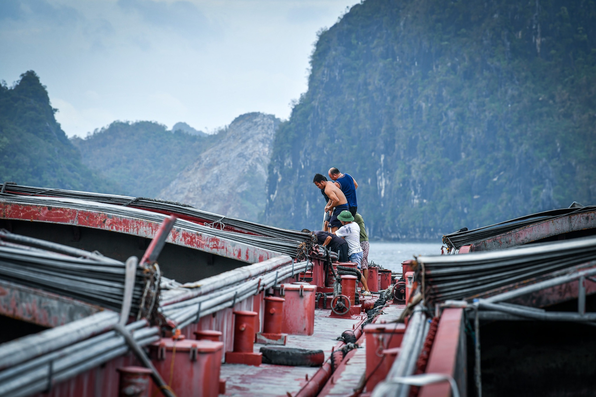 Người dân chuẩn bị tàu thuyền cho những chuyến ra khơi sắp tới.