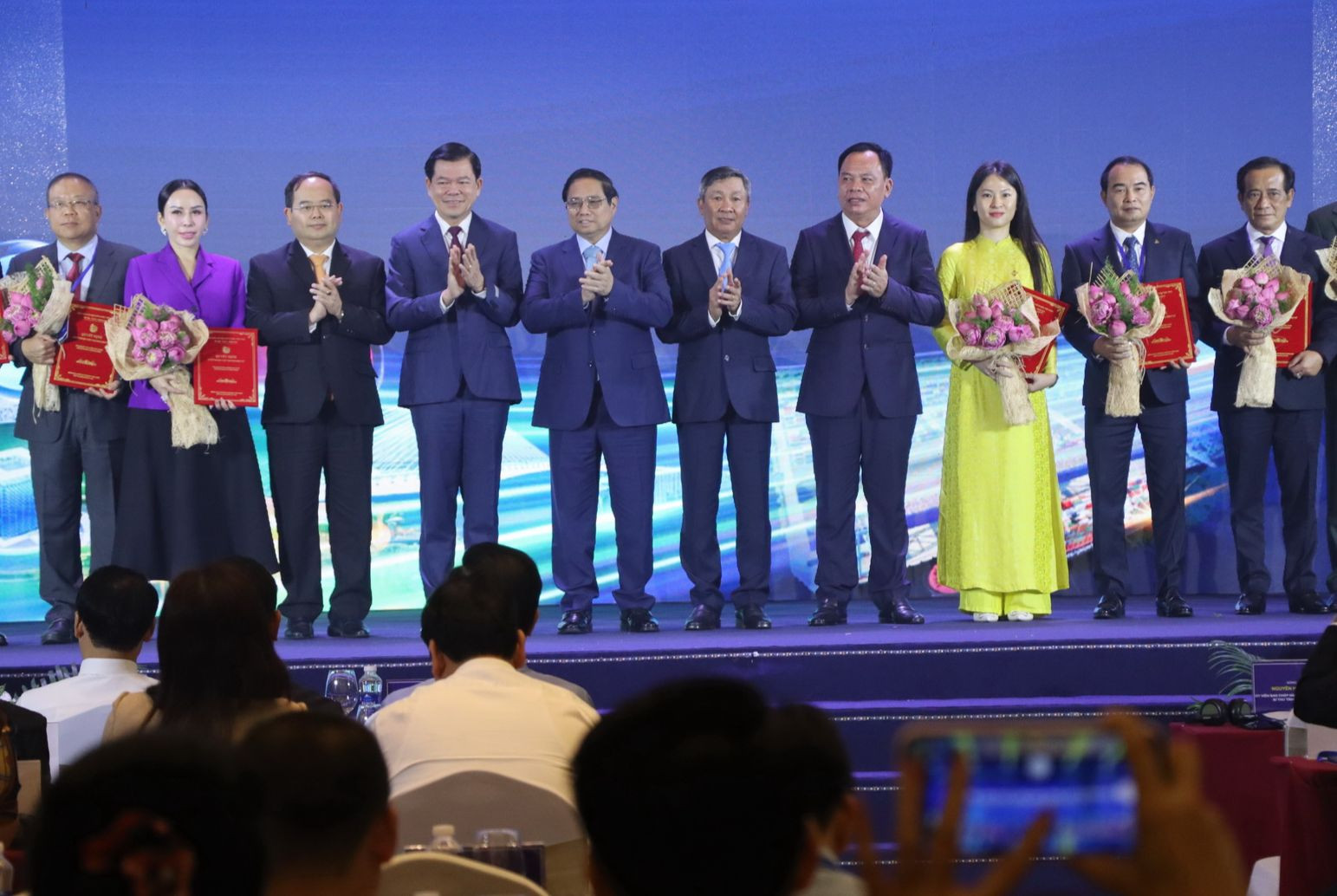 Thủ tướng Phạm Minh Chính chứng kiến lãnh đạo tỉnh Đồng Nai trao quyết định chấp thuận chủ trương đầu tư cho các doanh nghiệp.