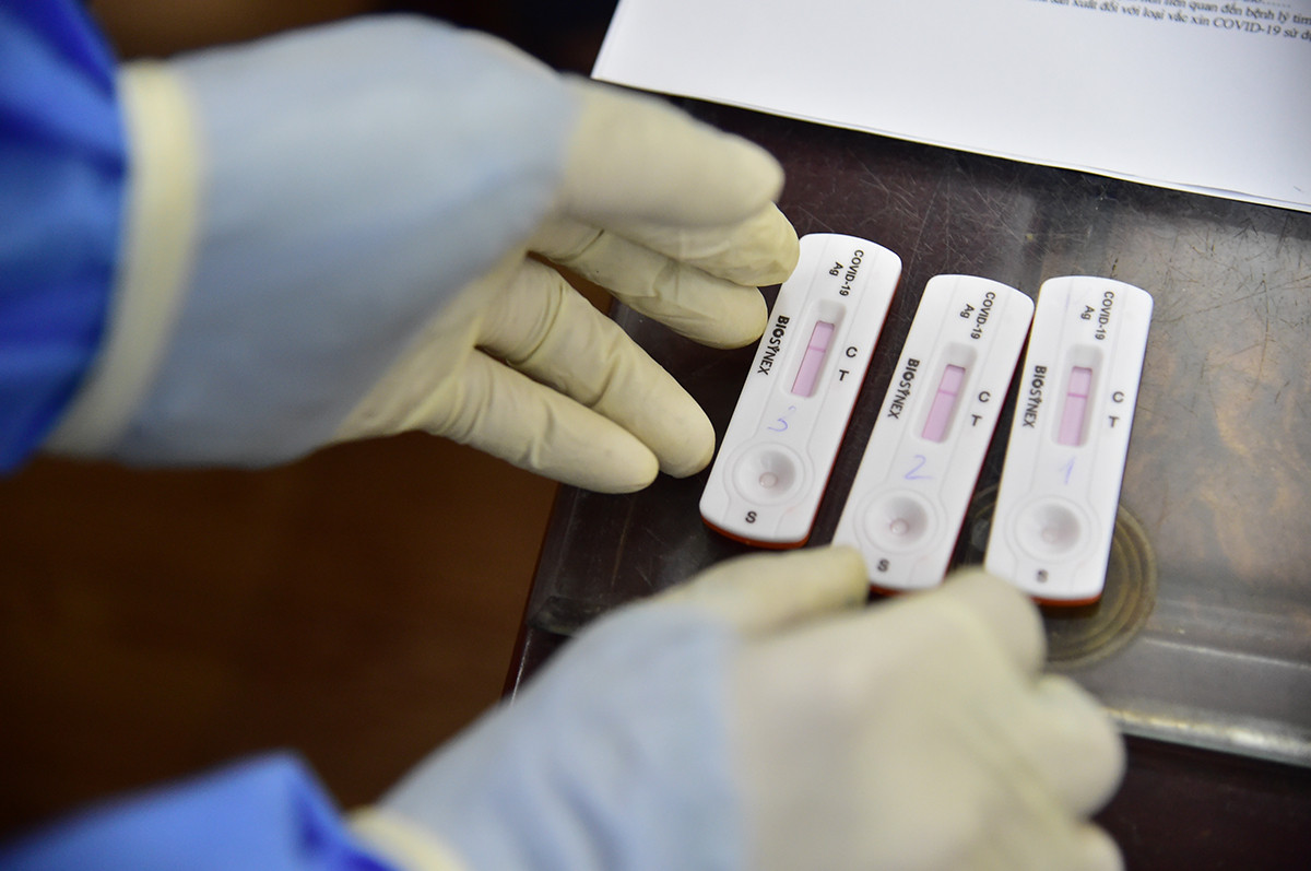Triển khai lấy mẫu xét nghiệm Covid-19 tại nhà. (Ảnh: THÀNH ĐẠT)