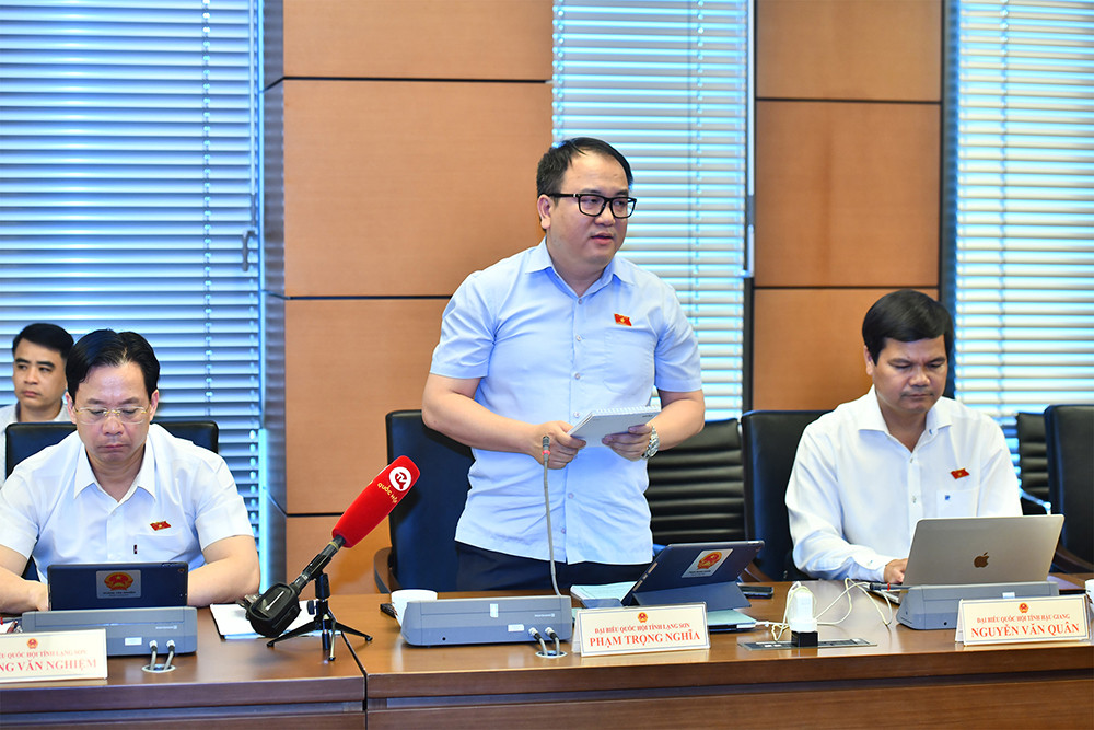 Đại biểu Quốc hội tỉnh Lạng Sơn Phạm Trọng Nghĩa phát biểu thảo luận tại tổ.