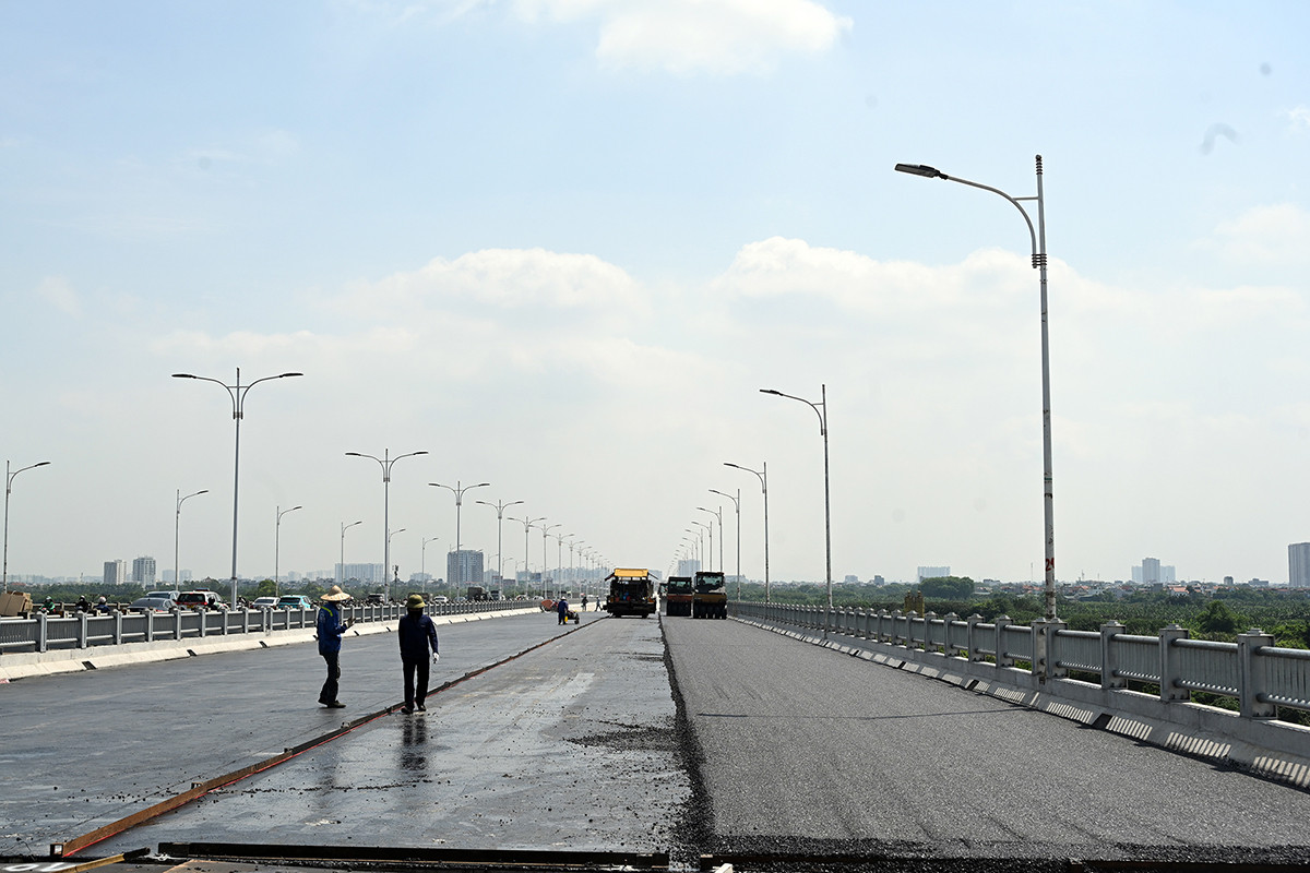 Sau khi thảm xong, các nhà thầu sẽ tiến hành lắp khe co giãn ở toàn bộ mặt cầu và đây cũng là một trong những giai đoạn cuối cùng của dự án. Sau khi thảm xong, các nhà thầu sẽ tiến hành lắp khe co giãn ở toàn bộ mặt cầu và đây cũng là một trong những giai đoạn cuối cùng của dự án.