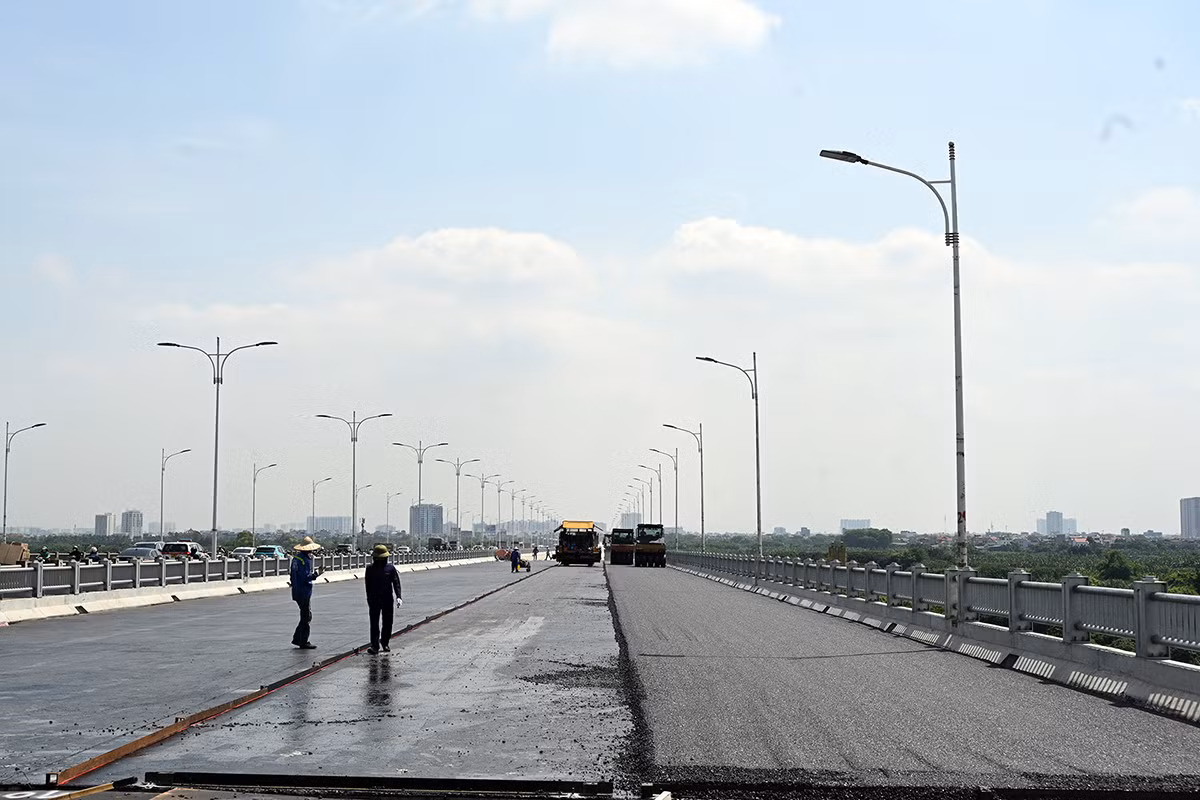 Sau khi thảm xong, các nhà thầu sẽ tiến hành lắp khe co giãn ở toàn bộ mặt cầu và đây cũng là một trong những giai đoạn cuối cùng của dự án.