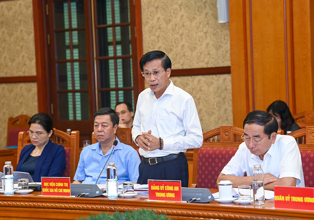 Phó Bí thư Thường trực Đảng ủy Học viện Chính trị Quốc gia Hồ Chí Minh Hoàng Phúc Lâm phát biểu tại hội nghị.