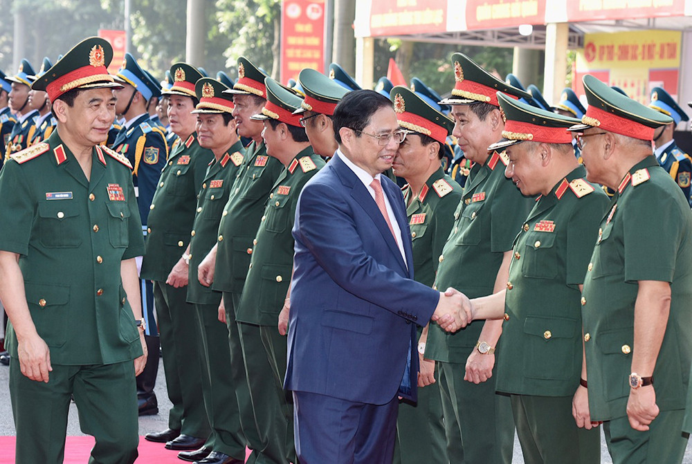 Thủ tướng Phạm Minh Chính gặp các các đại biểu tham dự buổi lễ.