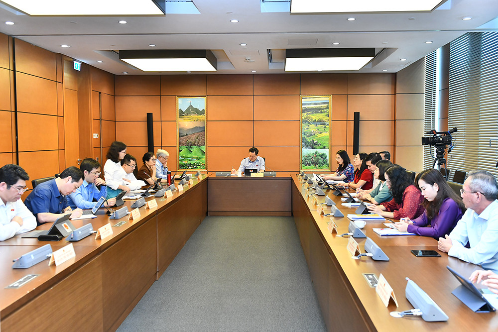 Đại biểu Quốc hội các tỉnh Bắc Kạn, Nghệ An và Bạc Liêu thảo luận tại tổ về 2 dự án luật: Dự án Luật sửa đổi, bổ sung một số điều của Luật Công an nhân dân; Dự án Luật sửa đổi, bổ sung một số điều của Luật Xuất cảnh, nhập cảnh của công dân Việt Nam và Luật Nhập cảnh, xuất cảnh, quá cảnh, cư trú của người nước ngoài tại Việt Nam.