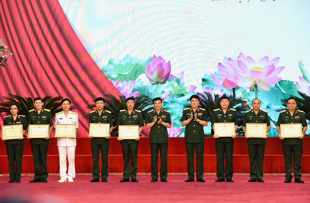 Đại tướng, Bộ trưởng Quốc phòng Phan Văn Giang và Đại tướng Lương Cường, Chủ nhiệm Tổng cục Chính trị trao tặng bằng khen của Bộ Quốc phòng cho các tập thể.