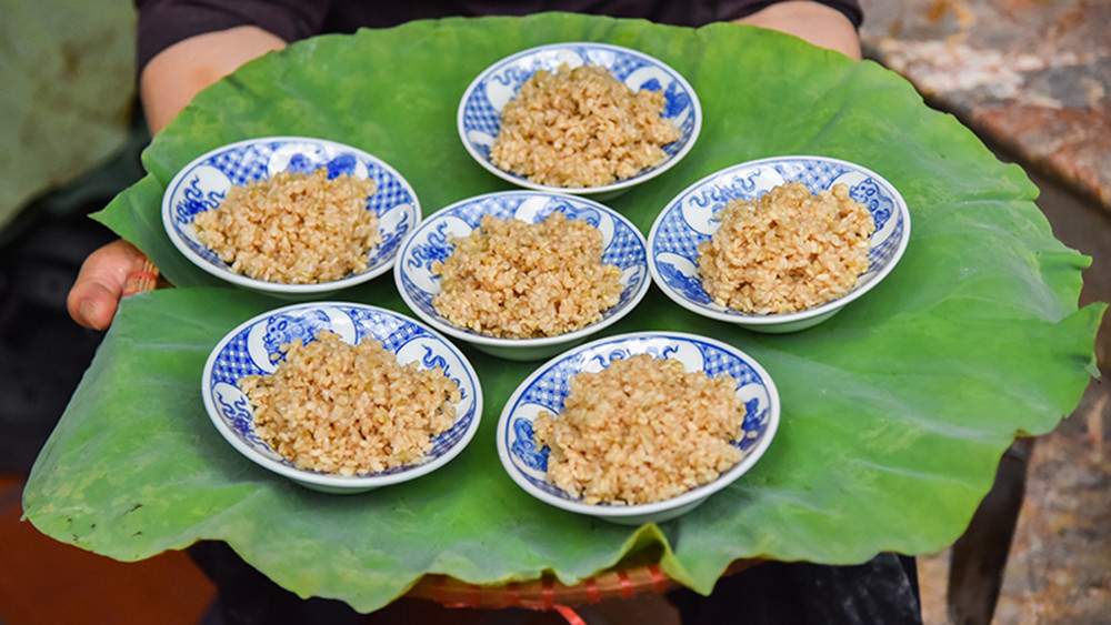 [Ảnh] Tất bật làm cơm rượu nếp cho ngày Tết Đoan Ngọ