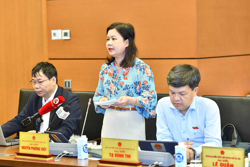 Đại biểu Quốc hội thành phố Hà Nội Nguyễn Phương Thủy phát biểu thảo luận về Dự án Luật sửa đổi, bổ sung một số điều của Luật Xuất cảnh, nhập cảnh của công dân Việt Nam và Luật Nhập cảnh, xuất cảnh, quá cảnh, cư trú của người nước ngoài tại Việt Nam.