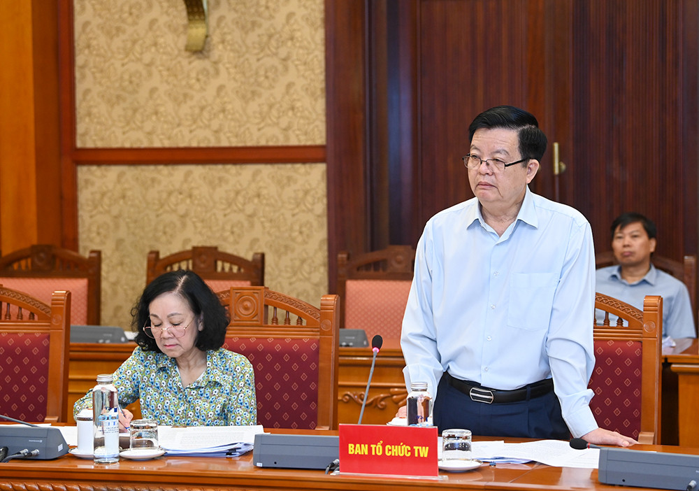 Phó Trưởng ban Thường trực Ban Tổ chức Trung ương Mai Văn Chính phát biểu tại hội nghị.