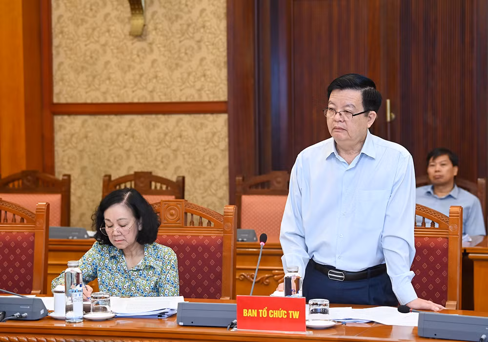 Phó Trưởng ban Thường trực Ban Tổ chức Trung ương Mai Văn Chính phát biểu tại hội nghị.