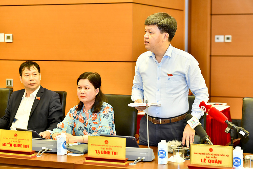 Đại biểu Quốc hội thành phố Hà Nội Tạ Đình Thi phát biểu thảo luận tại tổ.