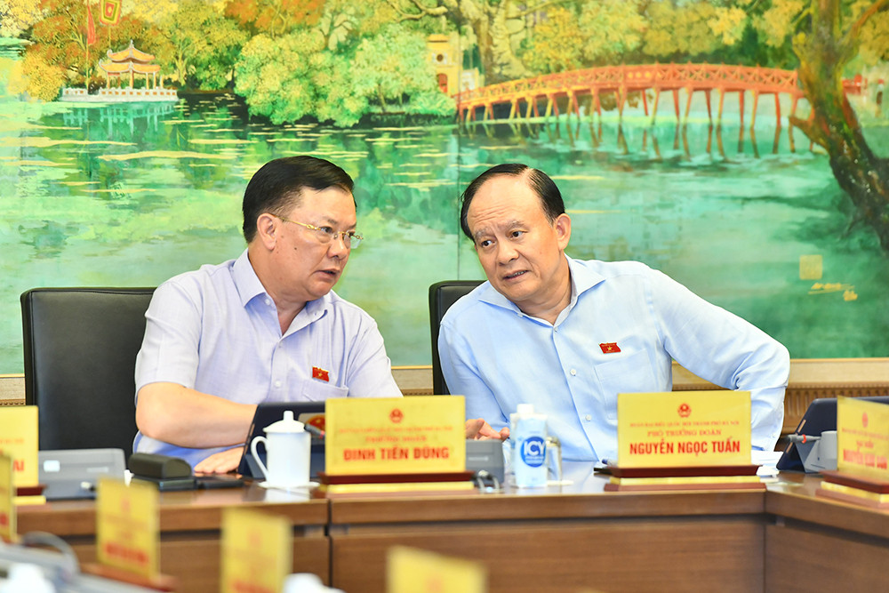 Bí thư Thành ủy, Trưởng đoàn Đại biểu Quốc hội thành phố Hà Nội Đinh Tiến Dũng trao đổi với Phó Trưởng đoàn Đại biểu Quốc hội thành phố Hà Nội Nguyễn Ngọc Tuấn tại phiên họp tổ.