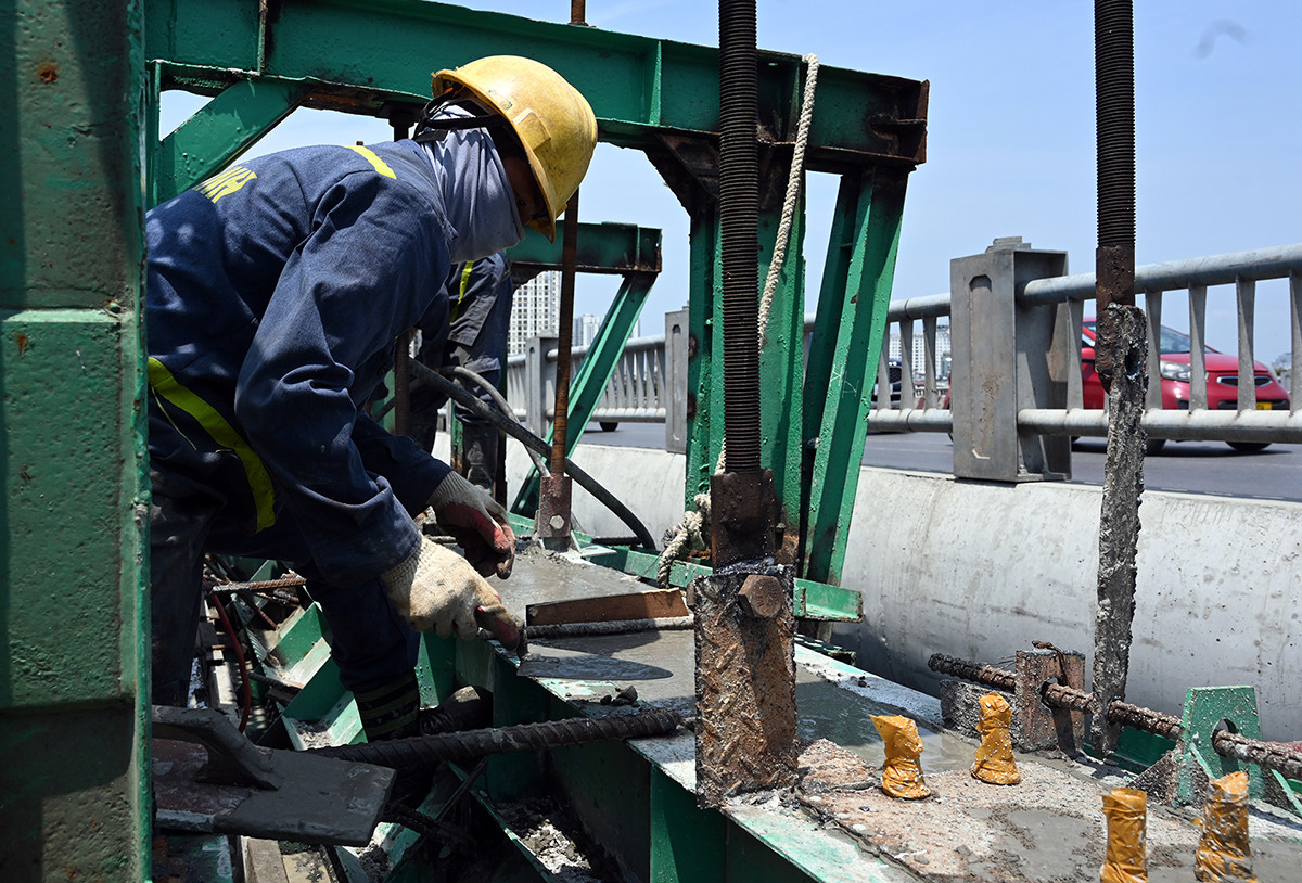 Một số công nhân sử dụng khăn che kín mặt, đeo kính râm để tránh bị sốc nhiệt khi lao động nặng ở ngoài trời. Một số công nhân sử dụng khăn che kín mặt, đeo kính râm để tránh bị sốc nhiệt khi lao động nặng ở ngoài trời.