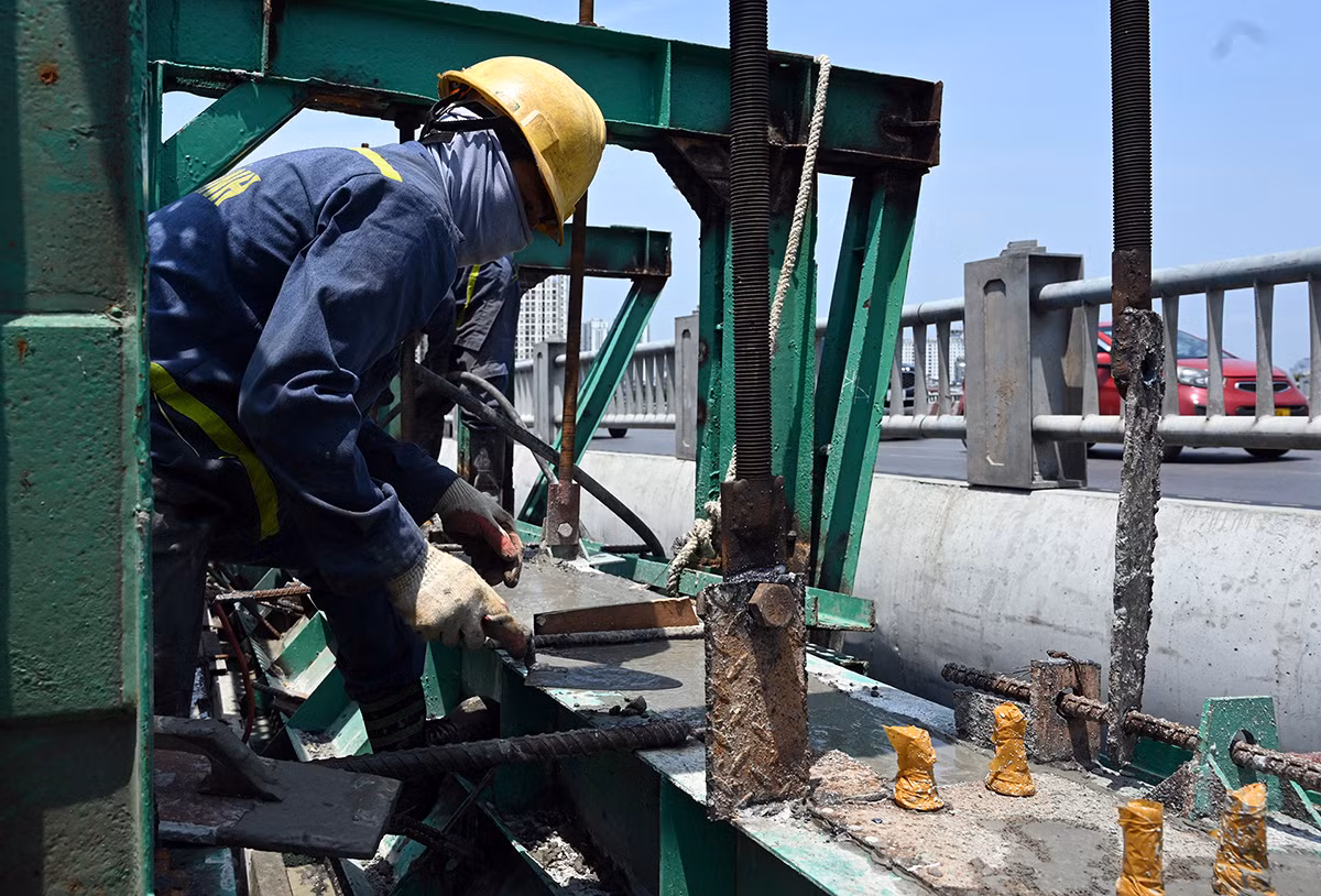 Một số công nhân sử dụng khăn che kín mặt, đeo kính râm để tránh bị sốc nhiệt khi lao động nặng ở ngoài trời.