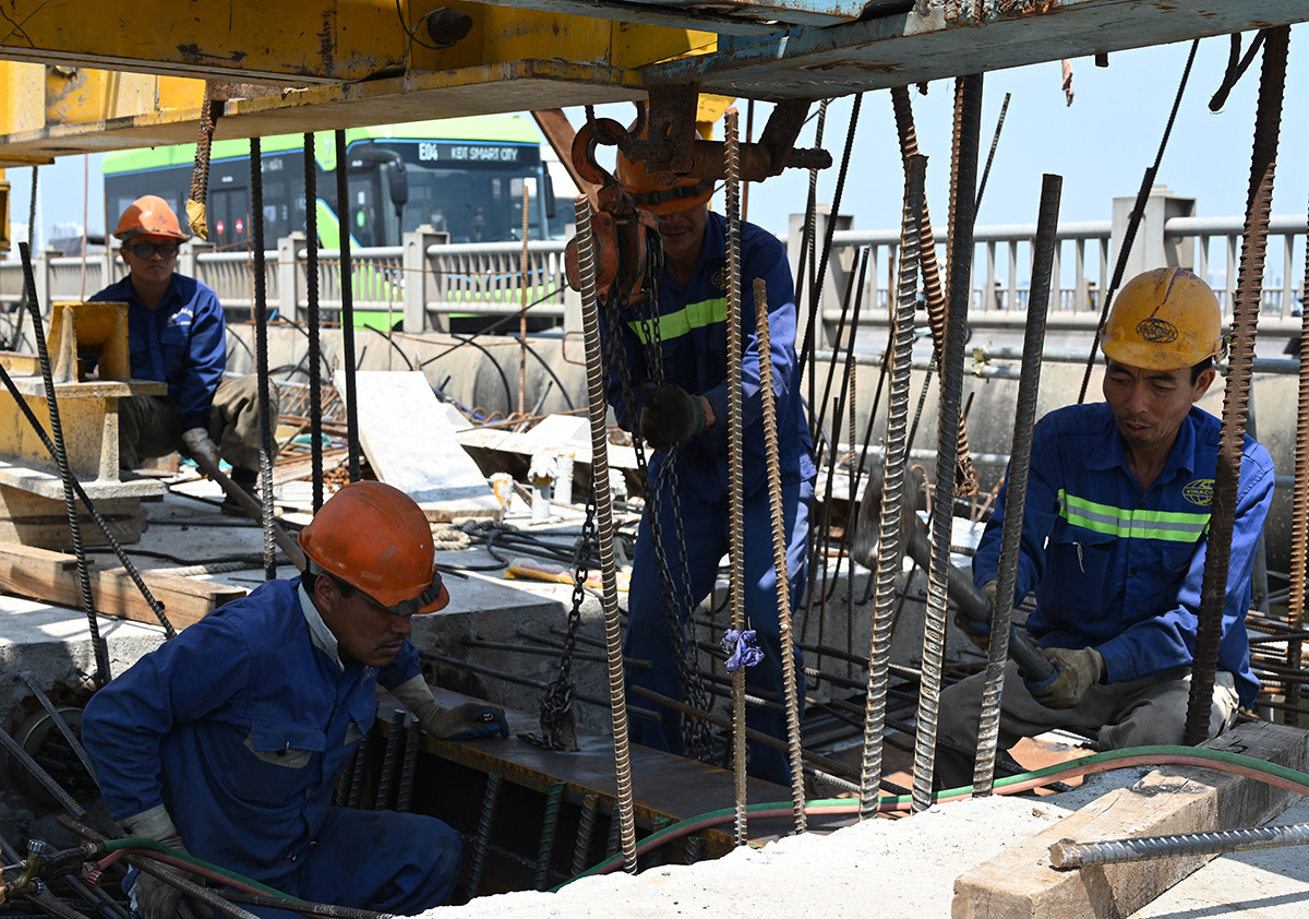 Trên bề mặt cầu, nền nhiệt độ cao hơn nhiều so với các địa điểm khác bởi nơi đây ít bóng mát, hơi nóng phả ra liên tục từ máy móc nên nhiều công nhân phải dùng áo có gắn quạt để làm mát cơ thể. Trên bề mặt cầu, nền nhiệt độ cao hơn nhiều so với các địa điểm khác bởi nơi đây ít bóng mát, hơi nóng phả ra liên tục từ máy móc nên nhiều công nhân phải dùng áo có gắn quạt để làm mát cơ thể.