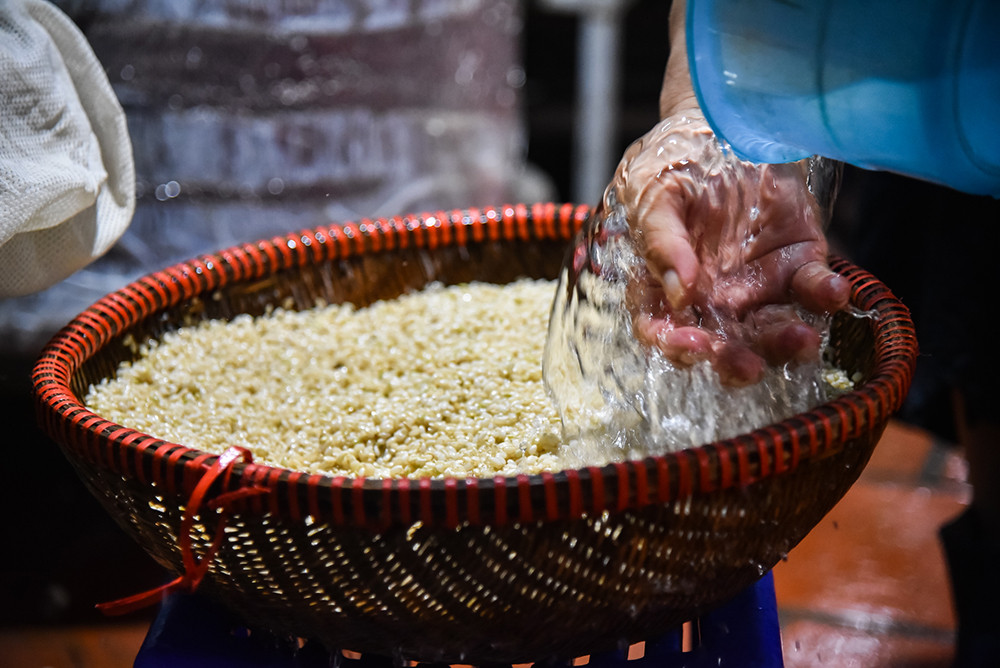 [Ảnh] Tất bật làm cơm rượu nếp cho ngày Tết Đoan Ngọ ảnh 5
