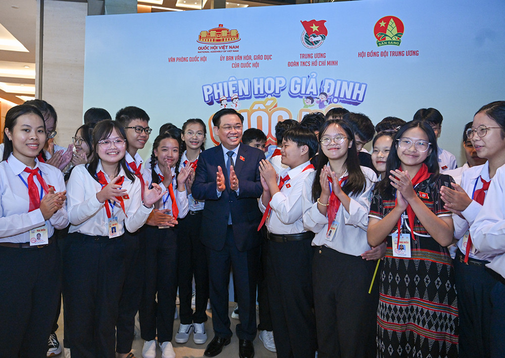 Chủ tịch Quốc hội Vương Đình Huệ với các đại biểu "Quốc hội trẻ em" dự phiên họp.