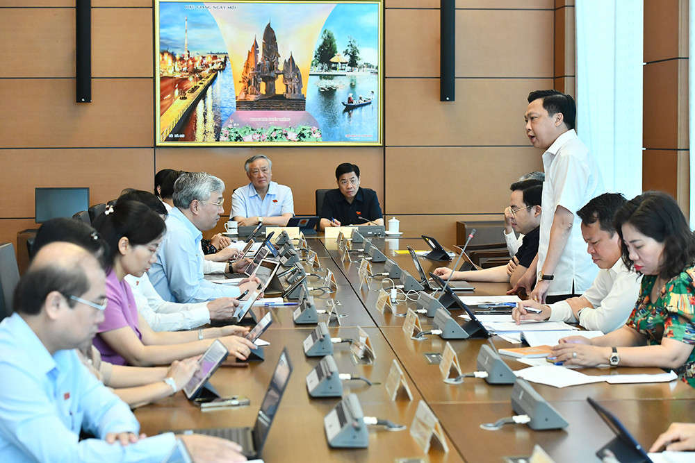 Đại biểu Quốc hội các tỉnh Bắc Giang, Hà Nam và An Giang thảo luận tại tổ về 2 dự án luật: Dự án Luật sửa đổi, bổ sung một số điều của Luật Công an nhân dân; Dự án Luật sửa đổi, bổ sung một số điều của Luật Xuất cảnh, nhập cảnh của công dân Việt Nam và Luật Nhập cảnh, xuất cảnh, quá cảnh, cư trú của người nước ngoài tại Việt Nam.