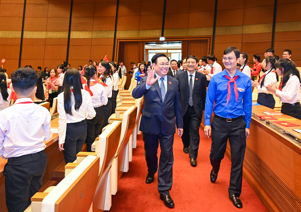 Chủ tịch Quốc hội Vương Đình Huệ và các đồng chí lãnh đạo Đảng, Nhà nước và các đại biểu dự phiên họp.