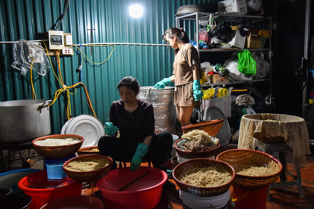 [Ảnh] Tất bật làm cơm rượu nếp cho ngày Tết Đoan Ngọ ảnh 3