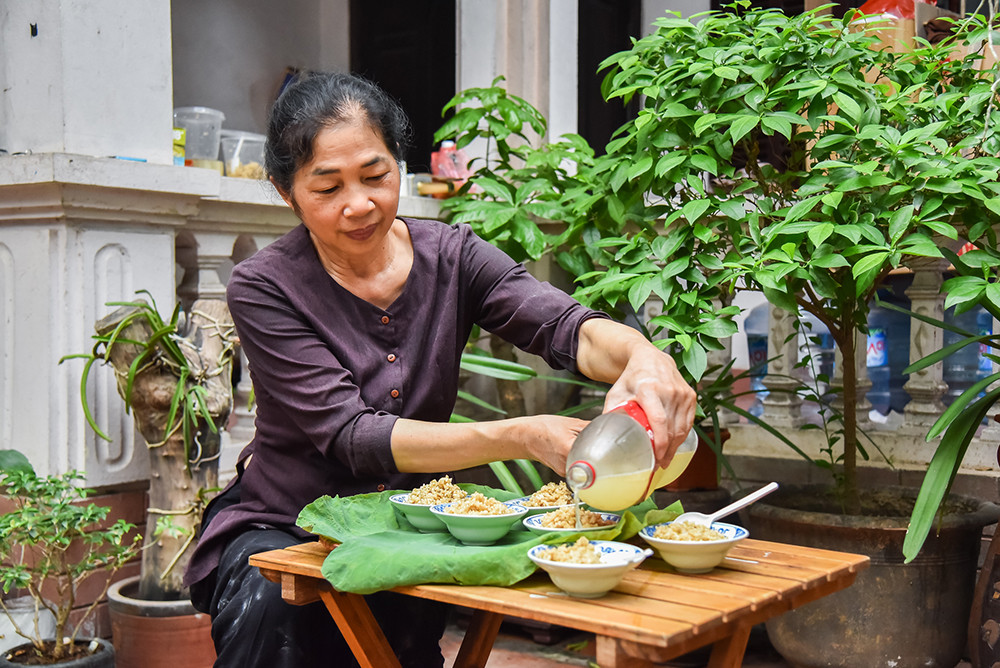 [Ảnh] Tất bật làm cơm rượu nếp cho ngày Tết Đoan Ngọ ảnh 1