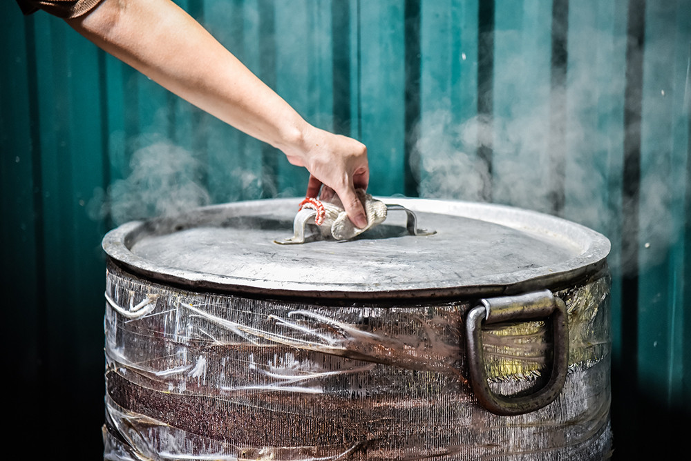 [Ảnh] Tất bật làm cơm rượu nếp cho ngày Tết Đoan Ngọ ảnh 6