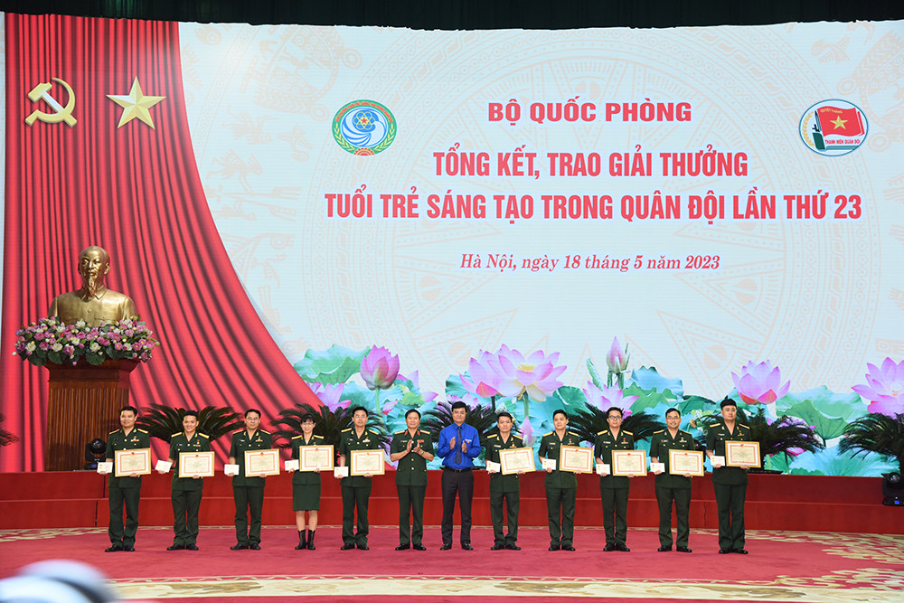 Lãnh đạo Bộ Quốc Phòng và Trung ương Đoàn trao giải Nhất cho các tập thể và cá nhân.