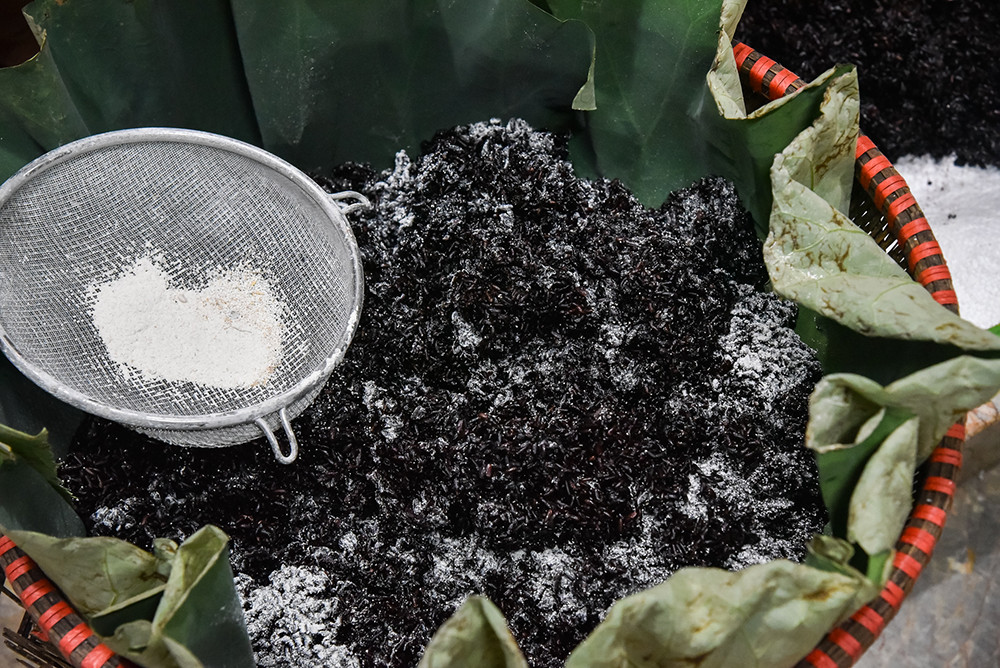 [Ảnh] Tất bật làm cơm rượu nếp cho ngày Tết Đoan Ngọ ảnh 11