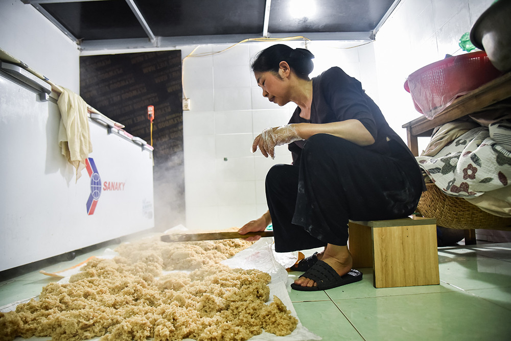 [Ảnh] Tất bật làm cơm rượu nếp cho ngày Tết Đoan Ngọ ảnh 9