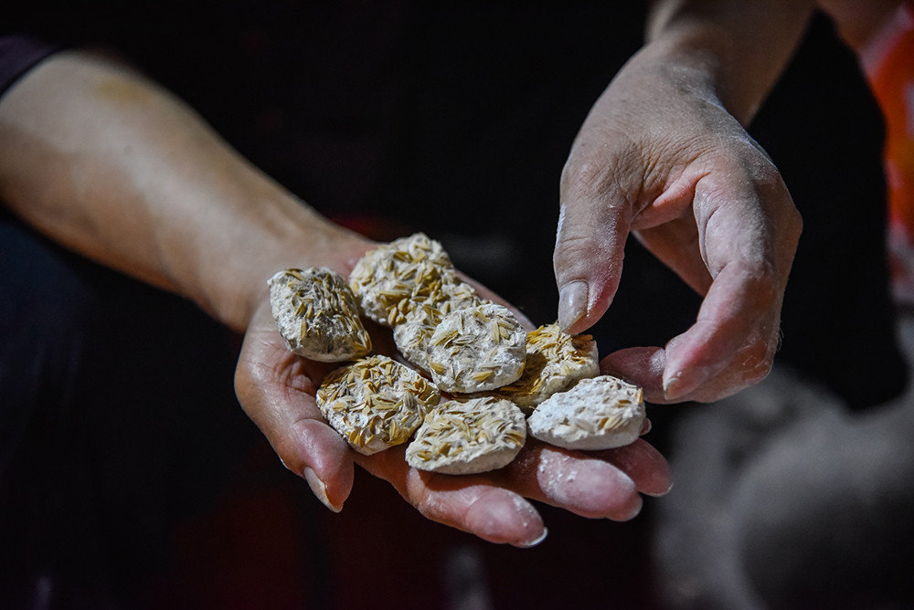 [Ảnh] Tất bật làm cơm rượu nếp cho ngày Tết Đoan Ngọ ảnh 7