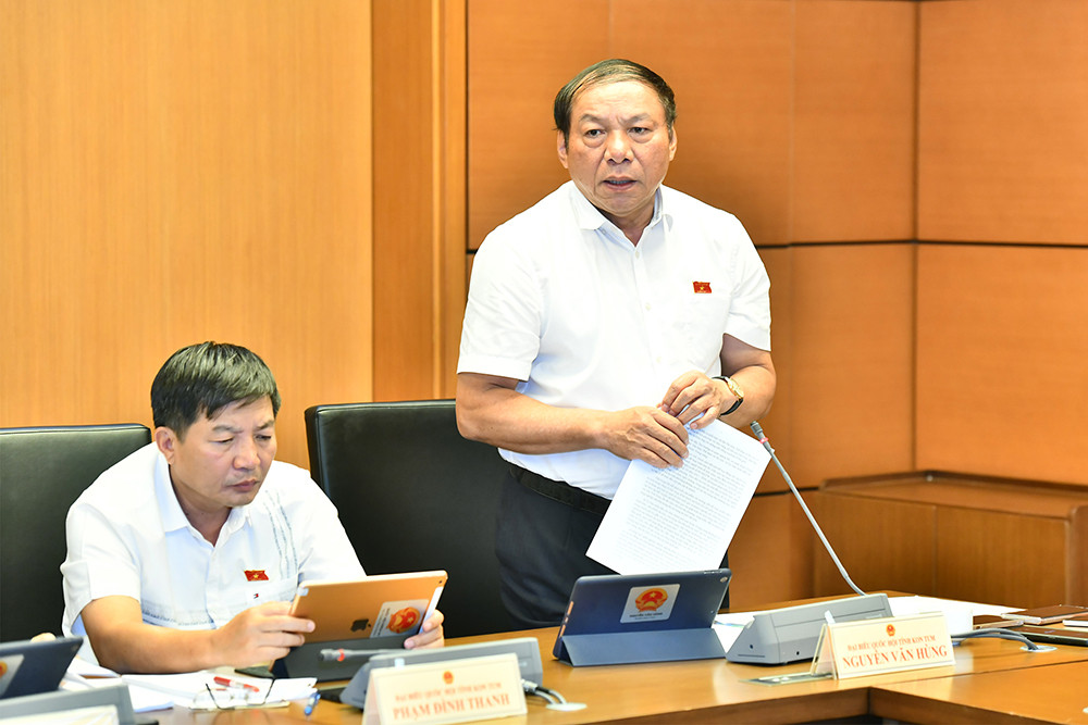 Bộ trưởng Văn hóa, Thể thao và Du lịch Nguyễn Văn Hùng (Đại biểu Quốc hội tỉnh Kon Tum) phát biểu thảo luận về Dự án Luật sửa đổi, bổ sung một số điều của Luật Xuất cảnh, nhập cảnh của công dân Việt Nam và Luật Nhập cảnh, xuất cảnh, quá cảnh, cư trú của người nước ngoài tại Việt Nam.