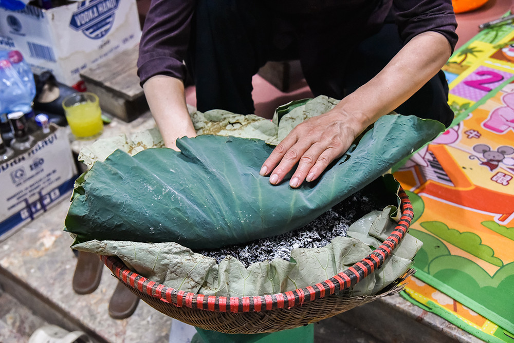 [Ảnh] Tất bật làm cơm rượu nếp cho ngày Tết Đoan Ngọ ảnh 10