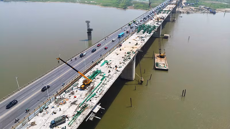 Dự án cầu Vĩnh Tuy giai đoạn 2 có tổng mức đầu tư hơn 2.500 tỷ đồng, được khởi công đầu tháng 1/2021 và dự kiến hoàn thành trong năm 2023. 