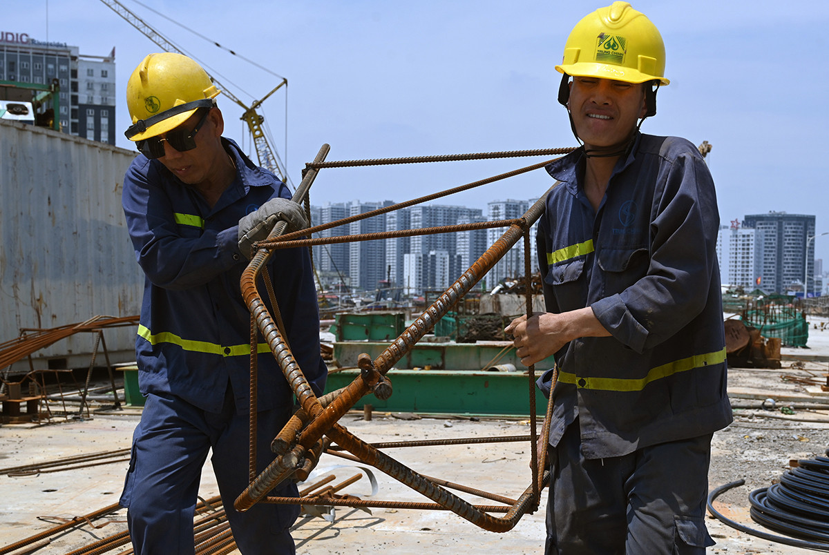 Bất chấp thời tiết nắng nóng lên đến hơn 40 độ C, hàng trăm công nhân liên danh nhà thầu cùng nhiều máy móc đang tất bật thi công trên công trường để bảo đảm đúng tiến độ hoàn thành dự án. Bất chấp thời tiết nắng nóng lên đến hơn 40 độ C, hàng trăm công nhân liên danh nhà thầu cùng nhiều máy móc đang tất bật thi công trên công trường để bảo đảm đúng tiến độ hoàn thành dự án.