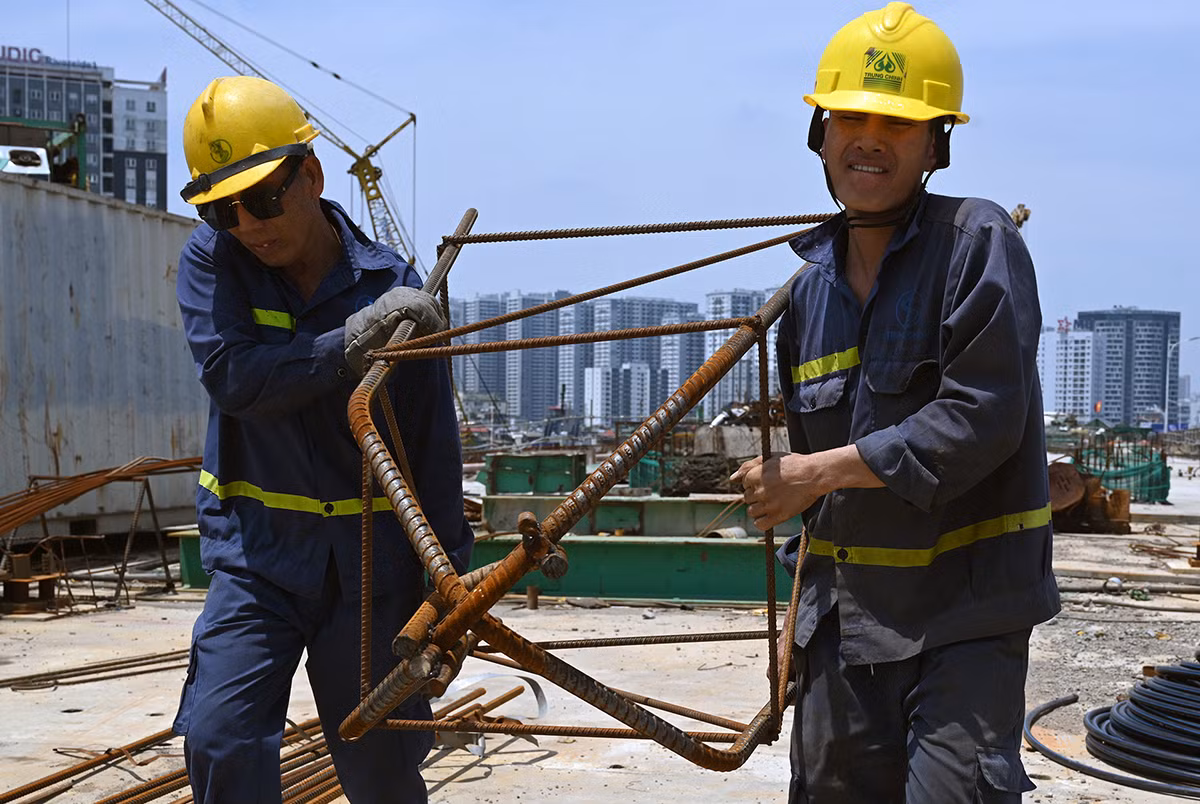 Bất chấp thời tiết nắng nóng lên đến hơn 40 độ C, hàng trăm công nhân liên danh nhà thầu cùng nhiều máy móc đang tất bật thi công trên công trường để bảo đảm đúng tiến độ hoàn thành dự án.