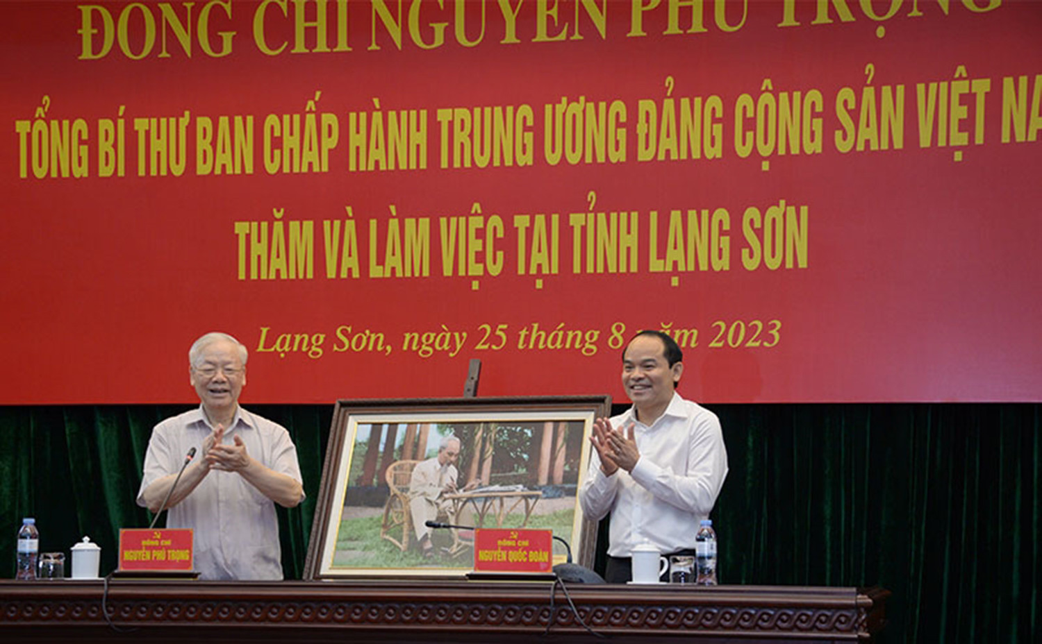 Tổng Bí thư Nguyễn Phú Trọng trao ảnh Bác Hồ tặng Đảng bộ, chính quyền và nhân dân tỉnh Lạng Sơn. (Ảnh: Báo Quân đội nhân dân)