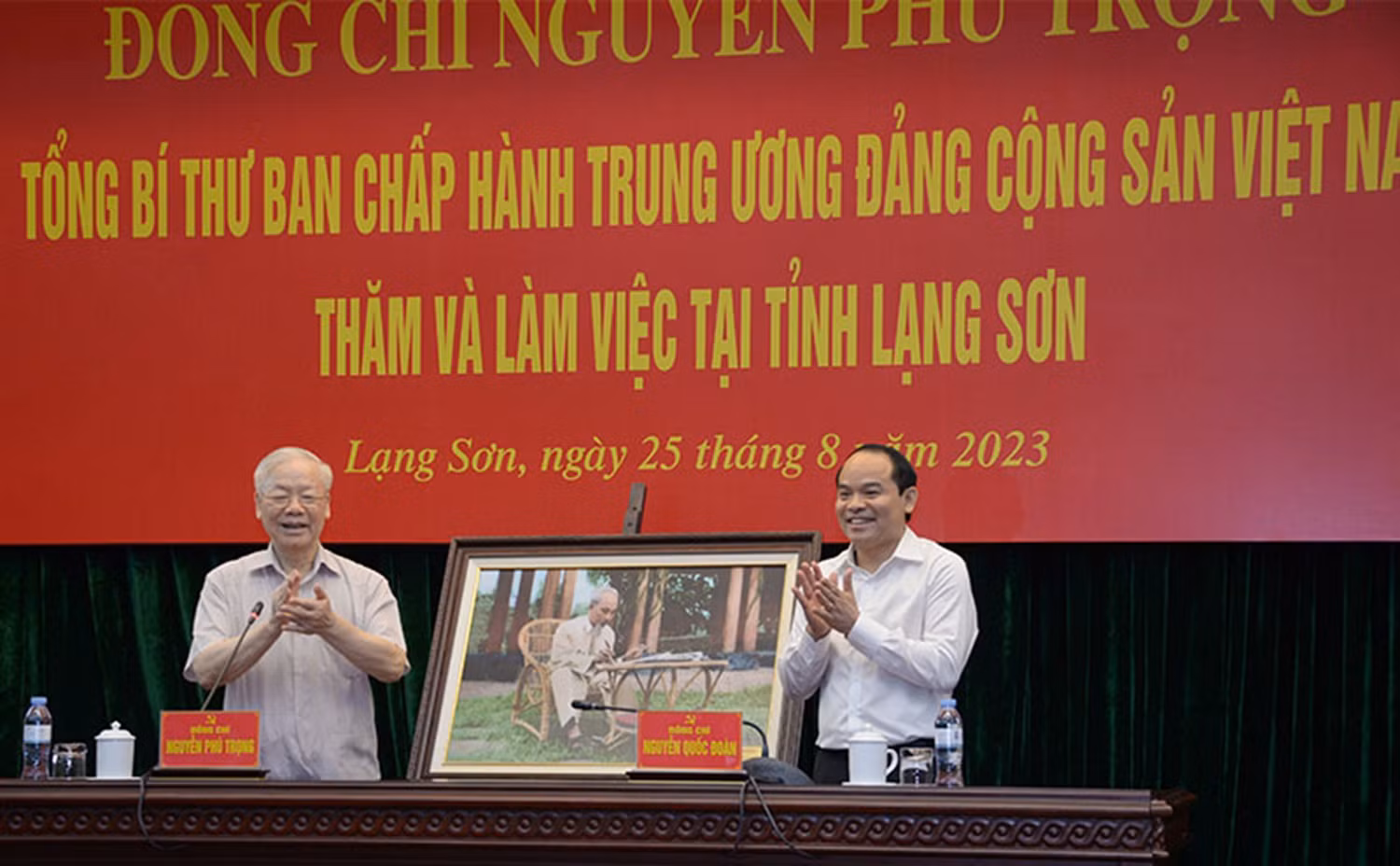 Tổng Bí thư Nguyễn Phú Trọng trao ảnh Bác Hồ tặng Đảng bộ, chính quyền và nhân dân tỉnh Lạng Sơn. (Ảnh: Báo Quân đội nhân dân)