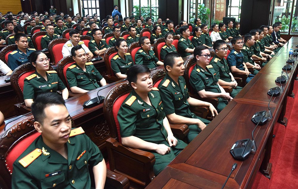 Các đại biểu tham dự buổi lễ.