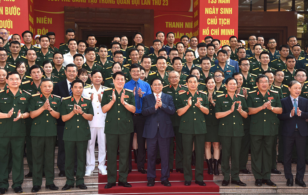 Thủ tướng Phạm Minh Chính và các đại biểu chụp ảnh lưu niệm